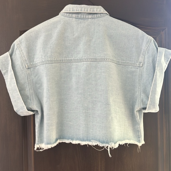 BNWT Oversize denim vest with bottom fringe, rolled sleeve. - Picture 3 of 6